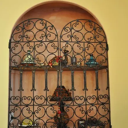 Le Castellou Bed and Breakfast *